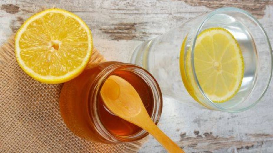 Сок лимона вода корица сода. Лимонный сок и мед. Мед с лимоном. Вода с лимоном и медом. Сок лимона с медом.